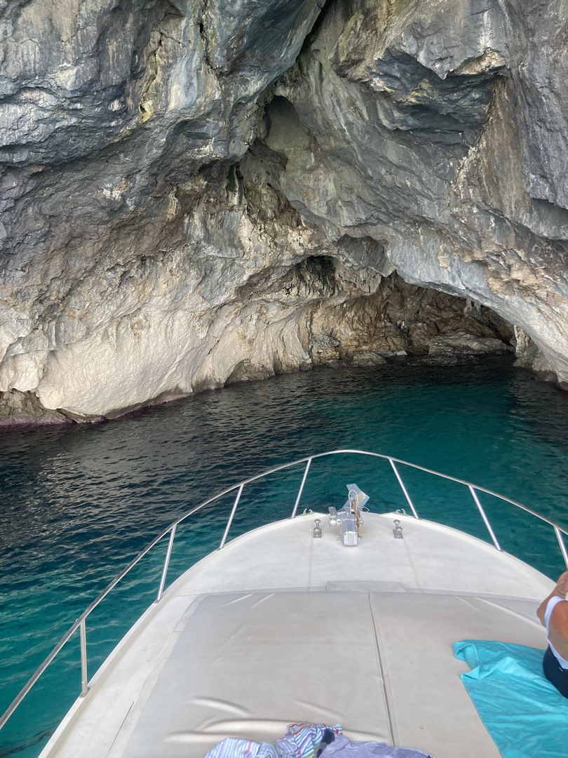 Proa cueva barco